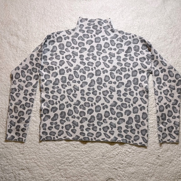 Tahari Women’s Gray Leopard Print Sweater Size Large - Picture 1 of 6